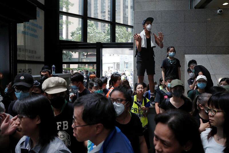 2019年6月21日, 反对《逃犯条例》修订的示威者占据湾仔税务大楼。(路透社)