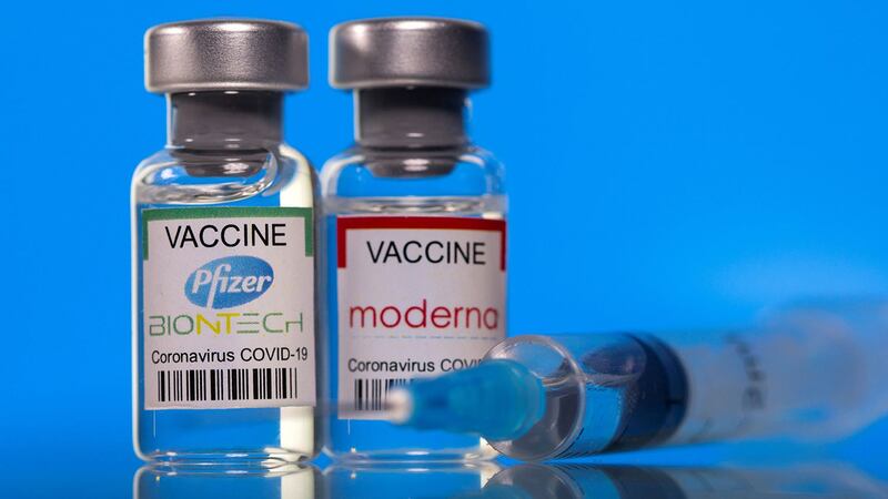 美国捐疫苗,有助提振在第三世界的影响力。图为,輝瑞疫苗(Pfizer)和莫德納疫苗(Moderna)。(路透社图片)