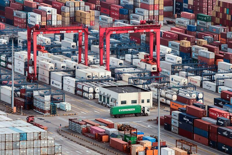 2019年5月27日,上海市统计局对外发布上一个月的外贸进出口数据表明,4月份上海出口总额为九百多亿元,下降了11.7%。图为上海洋山深水港口集装箱。(资料图/美联社)