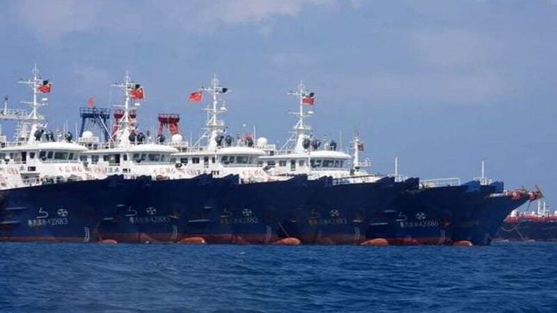 2021年3月7日,大批中国船只在菲律宾外海的牛轭礁附近停泊。(法新社)